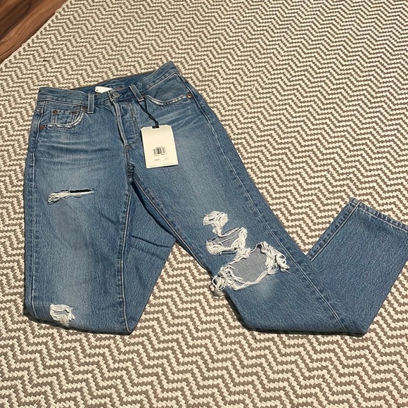 Levi's Denim - NWT. Levi’s Distressed High Rise Skinny Jean